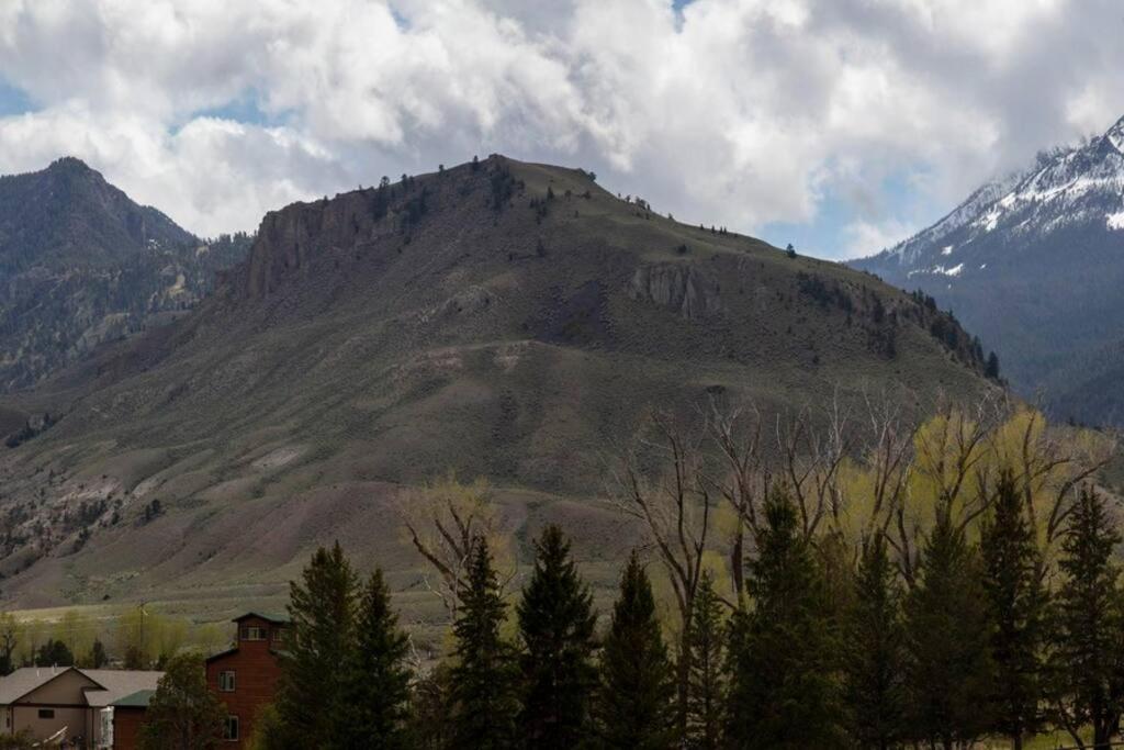Bison Lodge - Lg Home - 2 Bedrooms - Less Than 5 Miles To Yellowstone North Entrance, Sleeps Up To 8 การ์ดีเนอร์ ภายนอก รูปภาพ