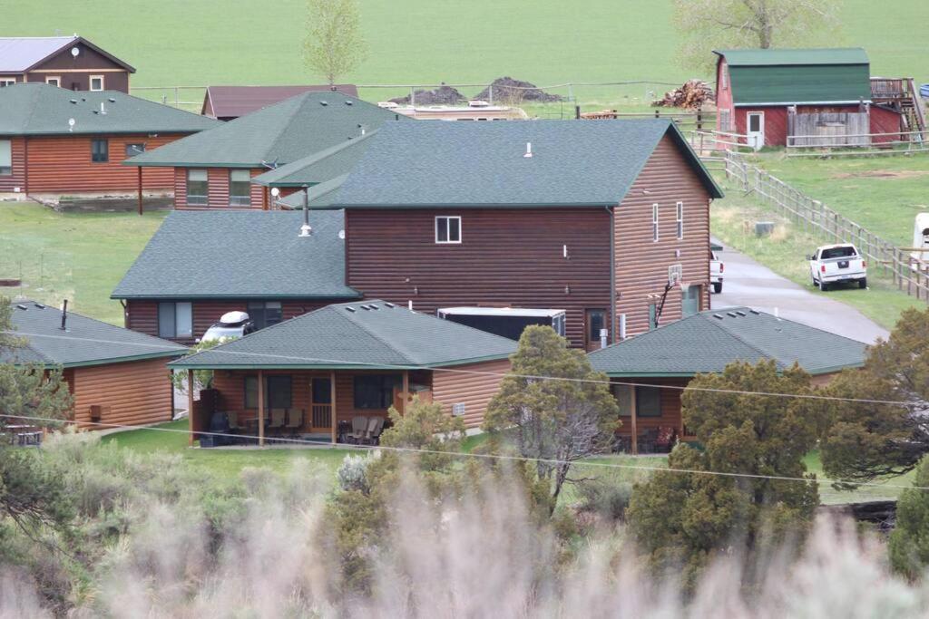 Bison Lodge - Lg Home - 2 Bedrooms - Less Than 5 Miles To Yellowstone North Entrance, Sleeps Up To 8 การ์ดีเนอร์ ภายนอก รูปภาพ