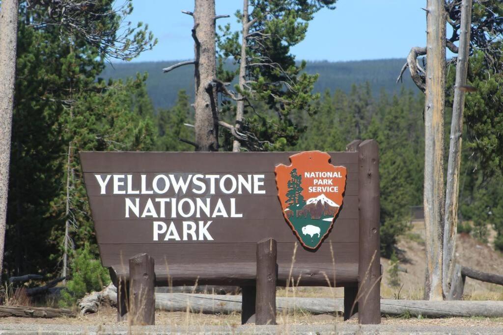 Bison Lodge - Lg Home - 2 Bedrooms - Less Than 5 Miles To Yellowstone North Entrance, Sleeps Up To 8 การ์ดีเนอร์ ภายนอก รูปภาพ