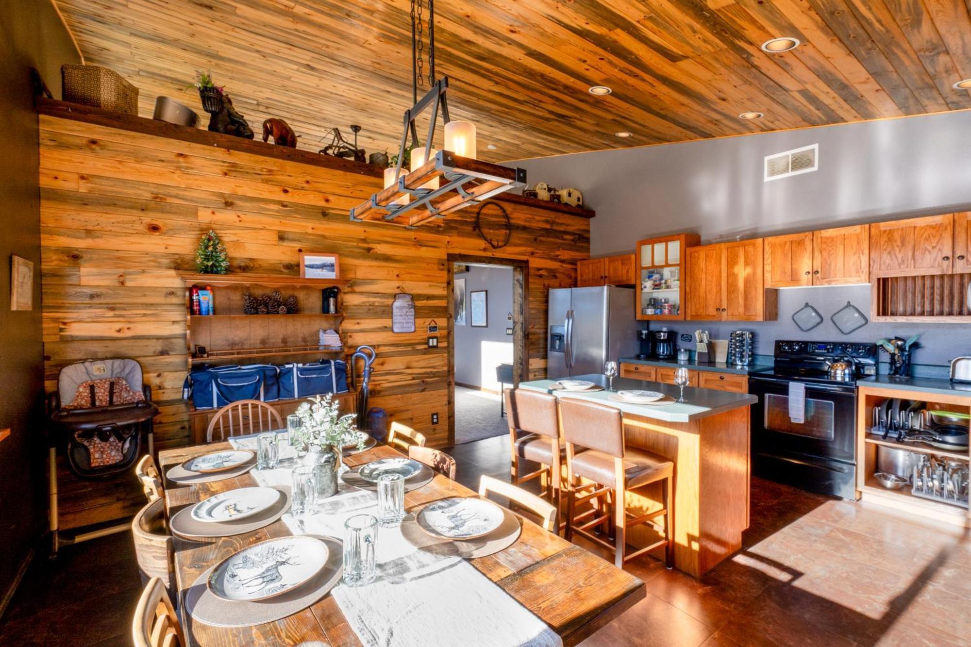 Bison Lodge - Lg Home - 2 Bedrooms - Less Than 5 Miles To Yellowstone North Entrance, Sleeps Up To 8 การ์ดีเนอร์ ภายนอก รูปภาพ
