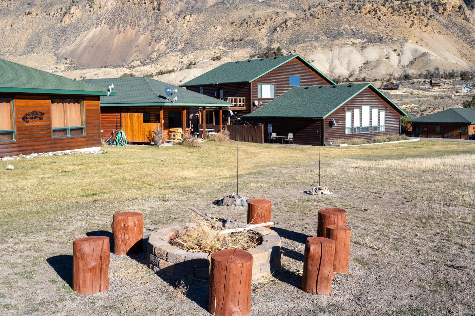 Bison Lodge - Lg Home - 2 Bedrooms - Less Than 5 Miles To Yellowstone North Entrance, Sleeps Up To 8 การ์ดีเนอร์ ภายนอก รูปภาพ