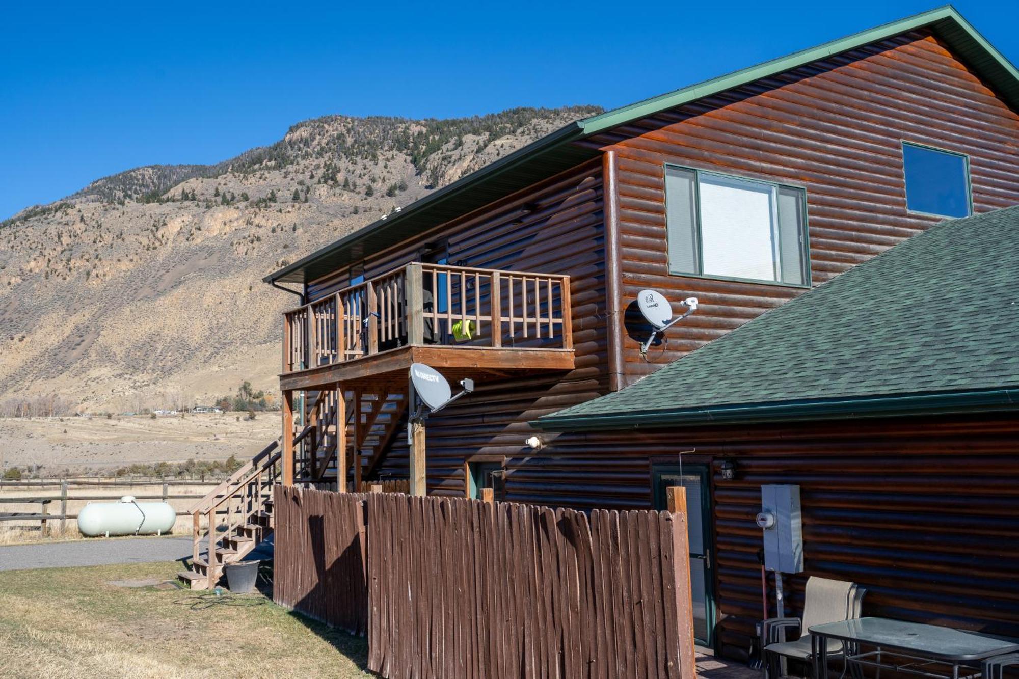 Bison Lodge - Lg Home - 2 Bedrooms - Less Than 5 Miles To Yellowstone North Entrance, Sleeps Up To 8 การ์ดีเนอร์ ภายนอก รูปภาพ