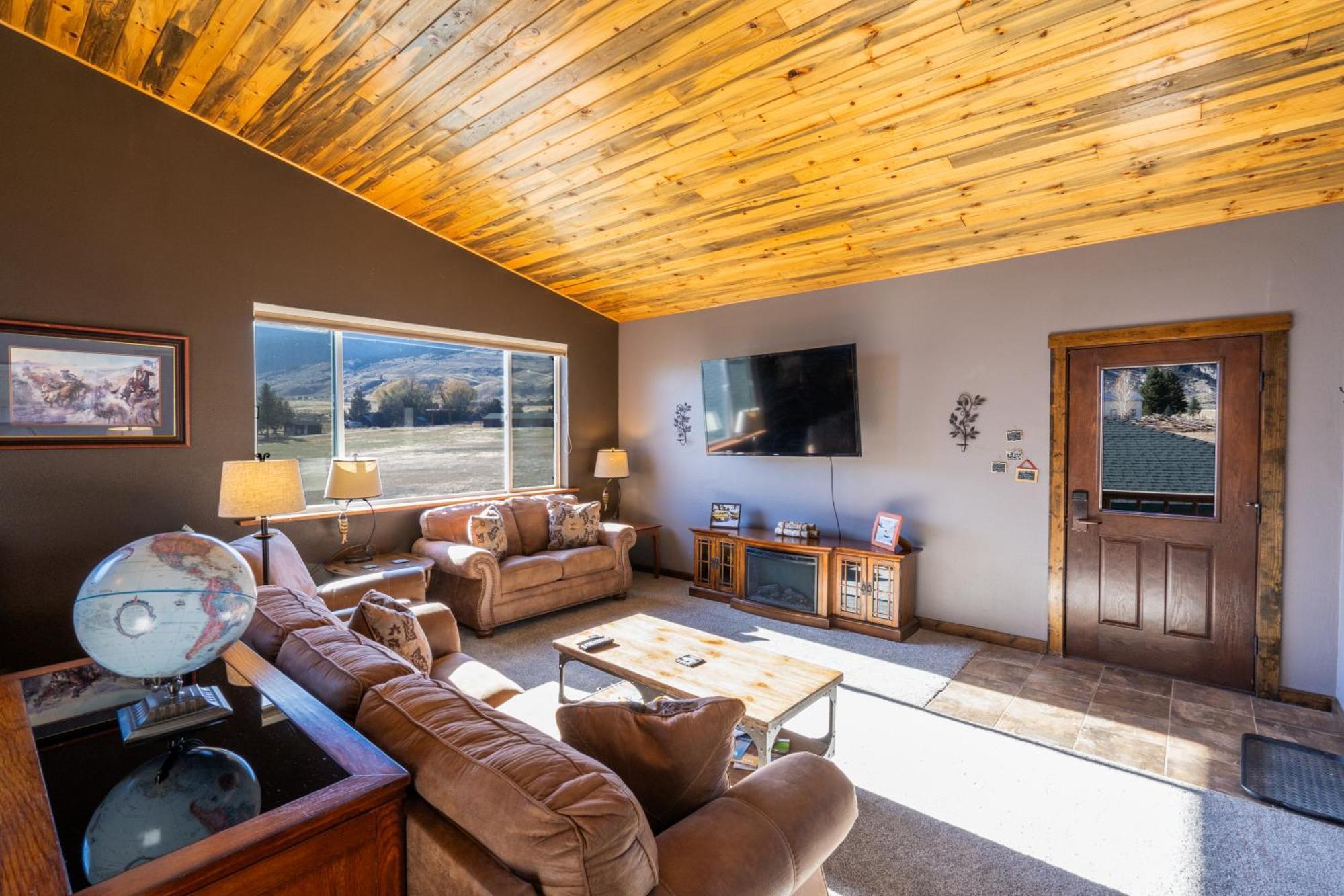 Bison Lodge - Lg Home - 2 Bedrooms - Less Than 5 Miles To Yellowstone North Entrance, Sleeps Up To 8 การ์ดีเนอร์ ภายนอก รูปภาพ