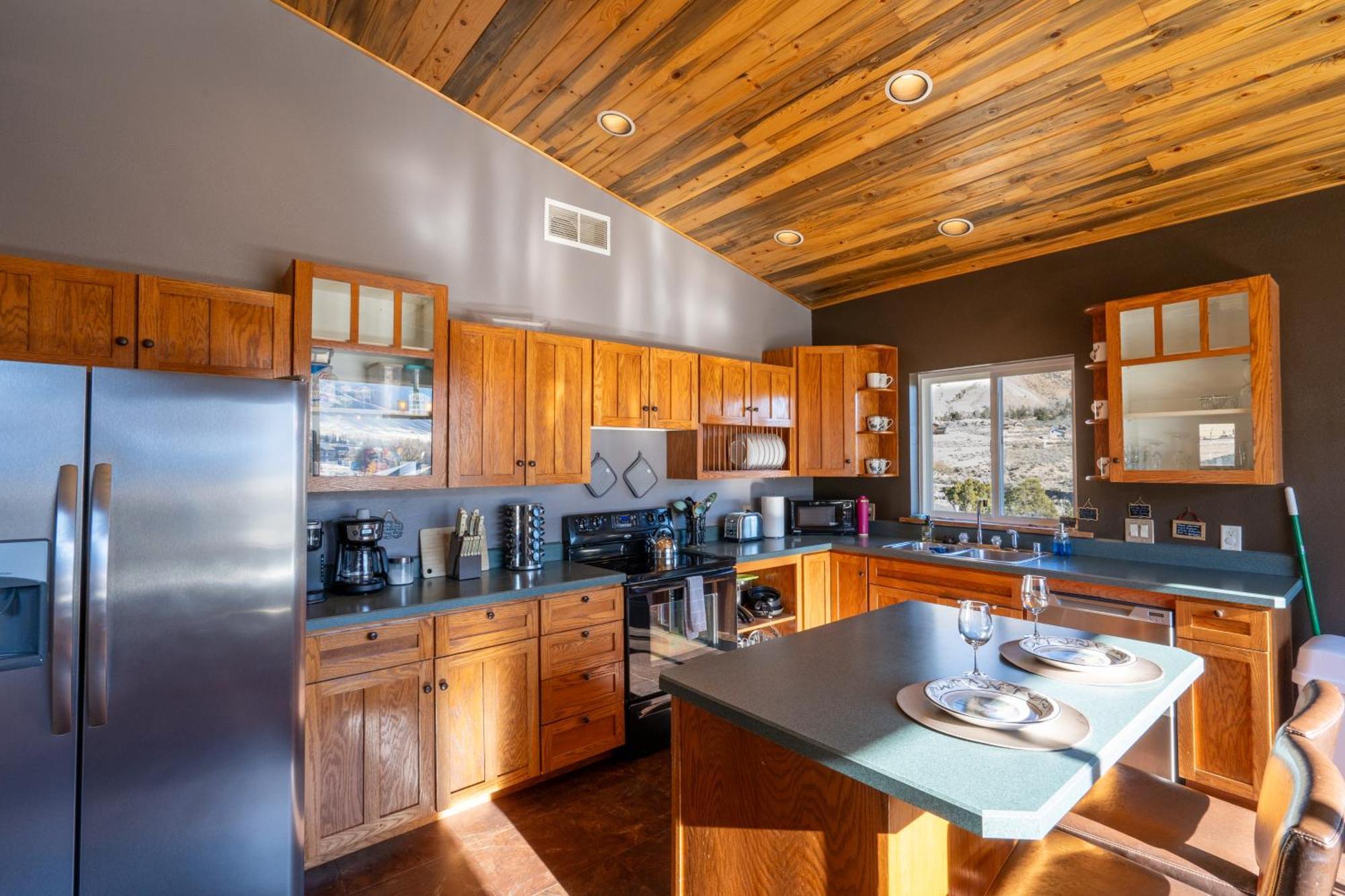 Bison Lodge - Lg Home - 2 Bedrooms - Less Than 5 Miles To Yellowstone North Entrance, Sleeps Up To 8 การ์ดีเนอร์ ภายนอก รูปภาพ