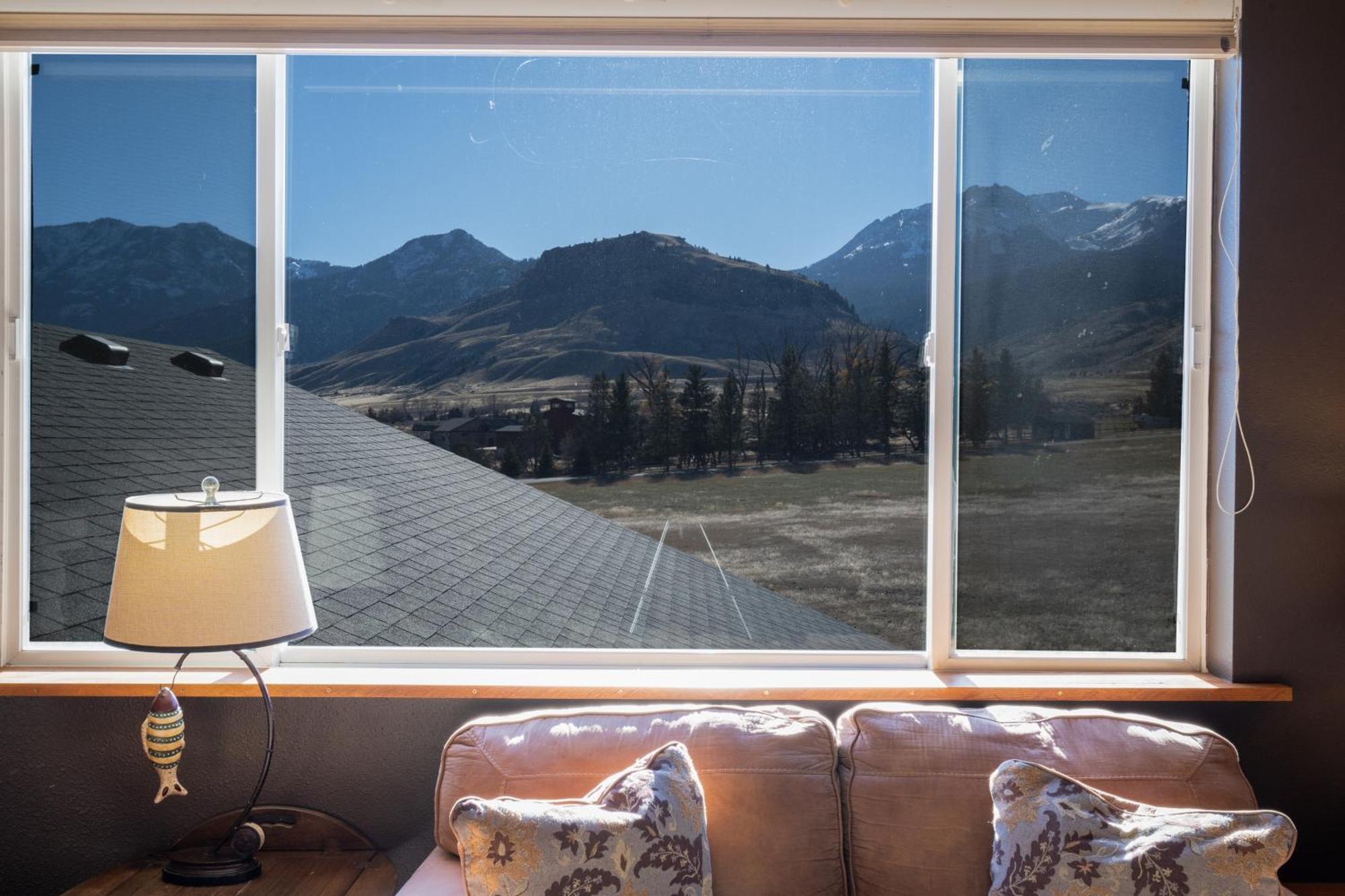 Bison Lodge - Lg Home - 2 Bedrooms - Less Than 5 Miles To Yellowstone North Entrance, Sleeps Up To 8 การ์ดีเนอร์ ภายนอก รูปภาพ