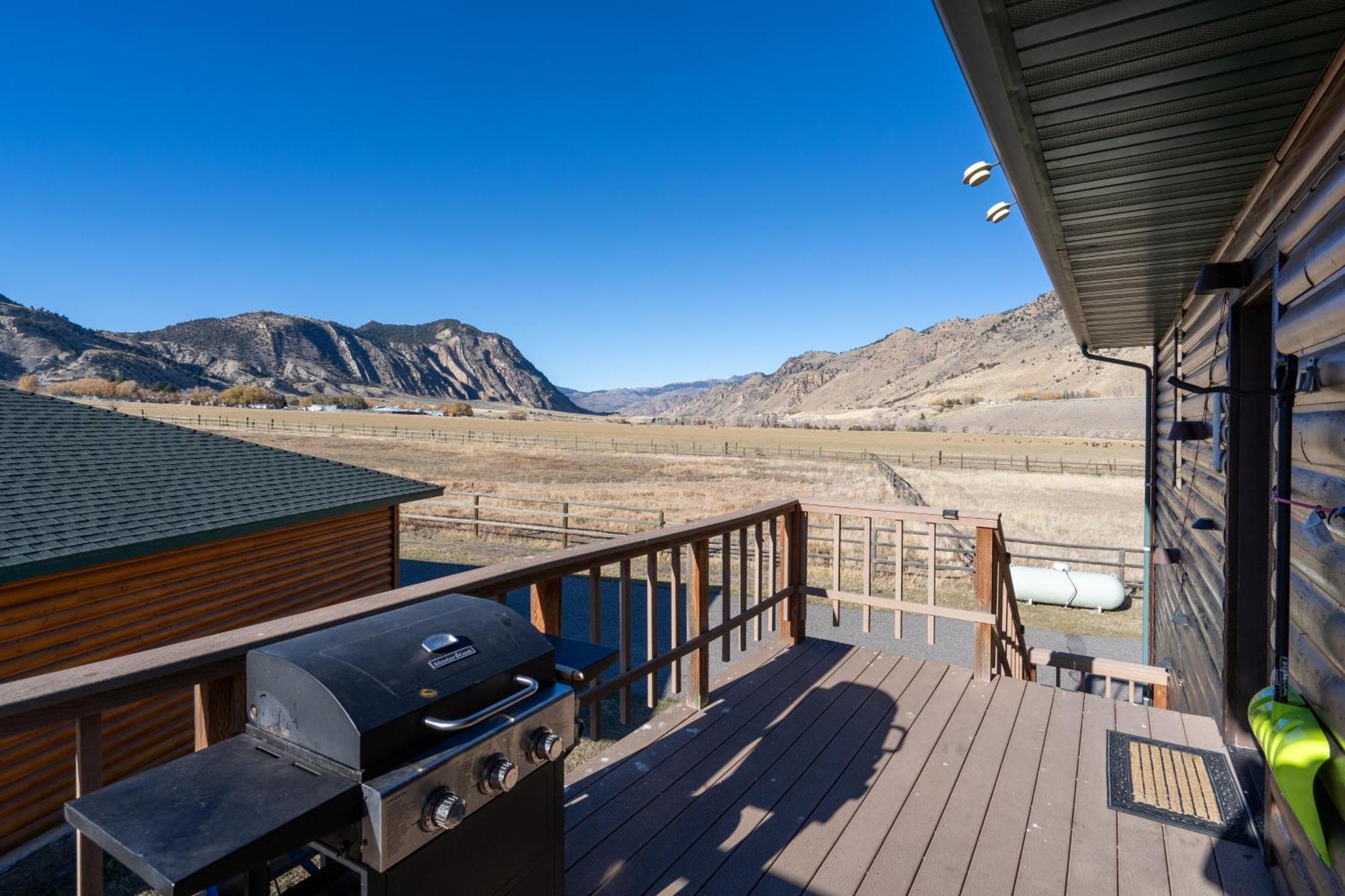 Bison Lodge - Lg Home - 2 Bedrooms - Less Than 5 Miles To Yellowstone North Entrance, Sleeps Up To 8 การ์ดีเนอร์ ภายนอก รูปภาพ