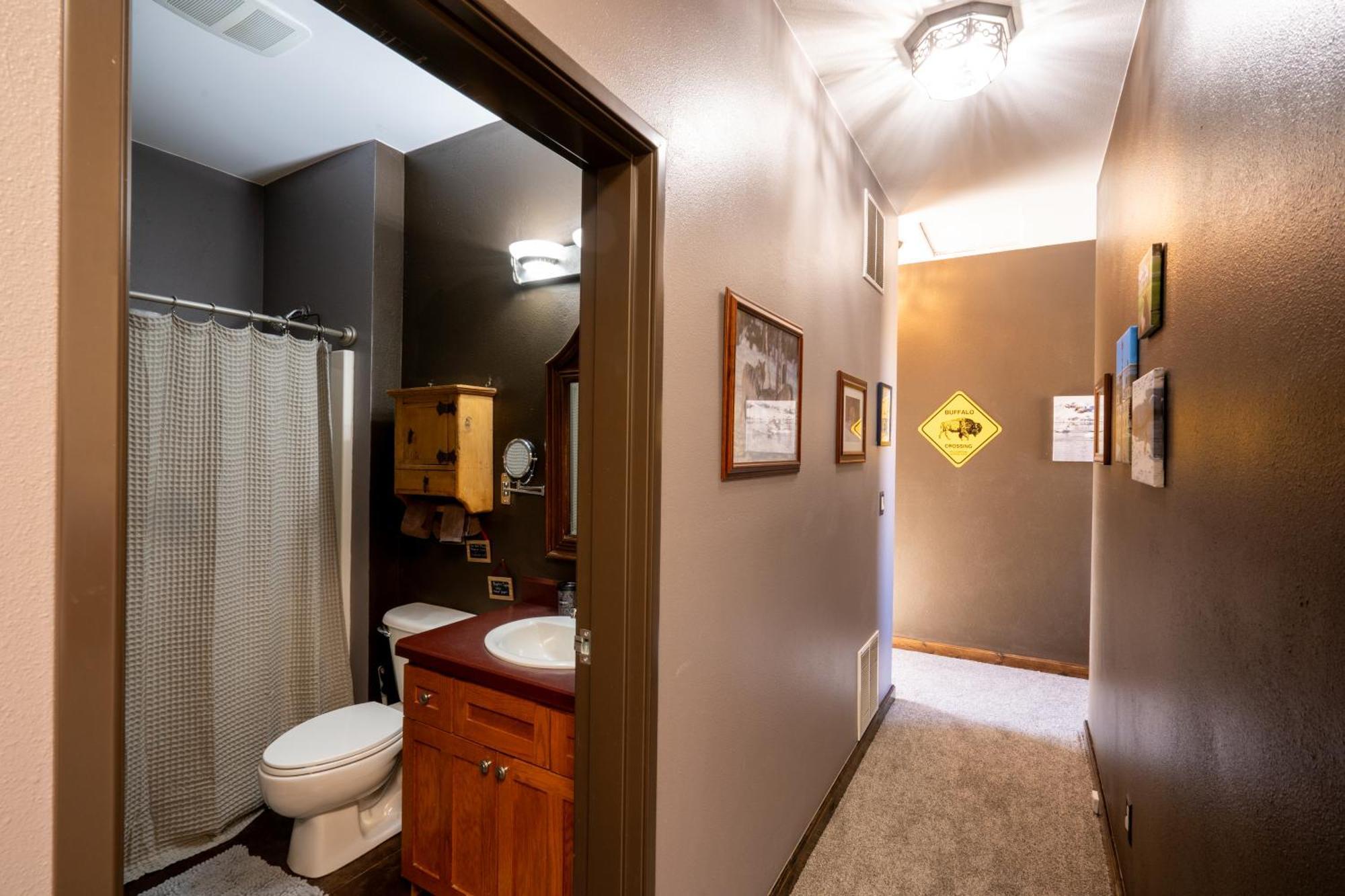 Bison Lodge - Lg Home - 2 Bedrooms - Less Than 5 Miles To Yellowstone North Entrance, Sleeps Up To 8 การ์ดีเนอร์ ภายนอก รูปภาพ