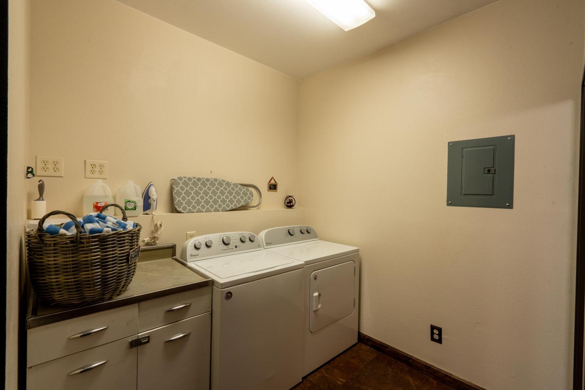 Bison Lodge - Lg Home - 2 Bedrooms - Less Than 5 Miles To Yellowstone North Entrance, Sleeps Up To 8 การ์ดีเนอร์ ภายนอก รูปภาพ