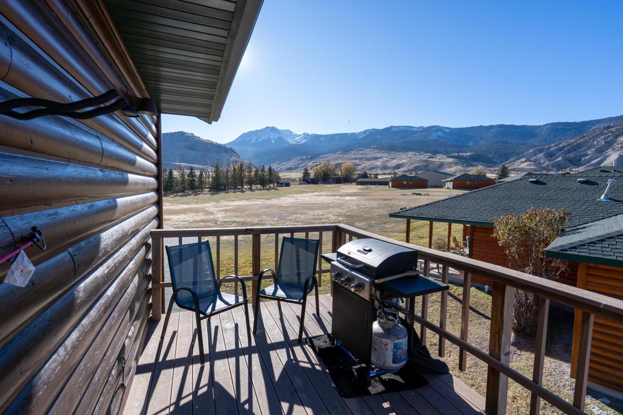 Bison Lodge - Lg Home - 2 Bedrooms - Less Than 5 Miles To Yellowstone North Entrance, Sleeps Up To 8 การ์ดีเนอร์ ภายนอก รูปภาพ
