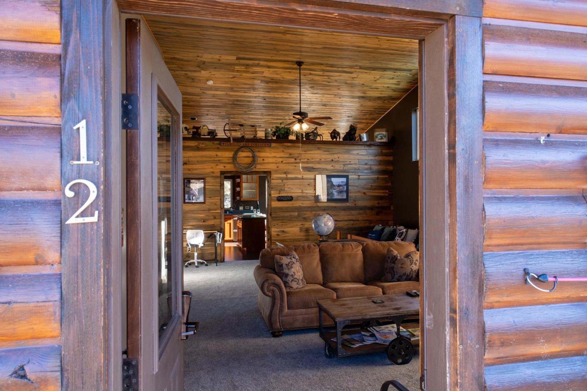 Bison Lodge - Lg Home - 2 Bedrooms - Less Than 5 Miles To Yellowstone North Entrance, Sleeps Up To 8 การ์ดีเนอร์ ภายนอก รูปภาพ